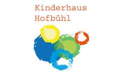 Das Bild zeigt den Text "Kinderhaus Hofbühl" über fünf bunten Farbklecksen in Gelb, Blau, Grün und Orange.