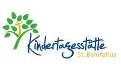 Das Bild zeigt das Logo der Kindertagesstätte St. Bonifatius, bestehend aus einem stilisierten Baum mit einem Kreuz und dem Schriftzug "Kindertagesstätte St. Bonifatius".