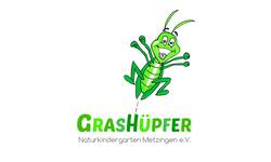 Ein fröhlich hüpfender, grüner Grashüpfer ist über die Worte "Grashüpfer Naturkindergarten Metzingen e.V." dargestellt.